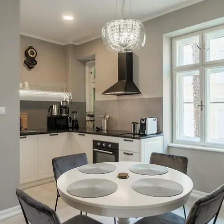 Luxury Peitho 公寓 *